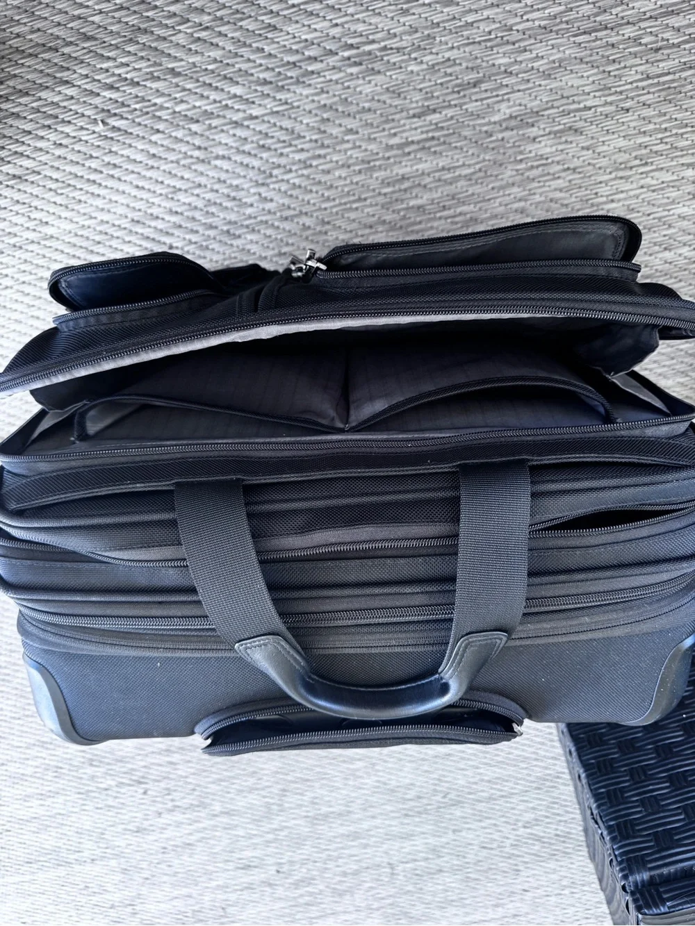 Tumi Wheeled Expandable Briefcase Bag Professional Carry-On